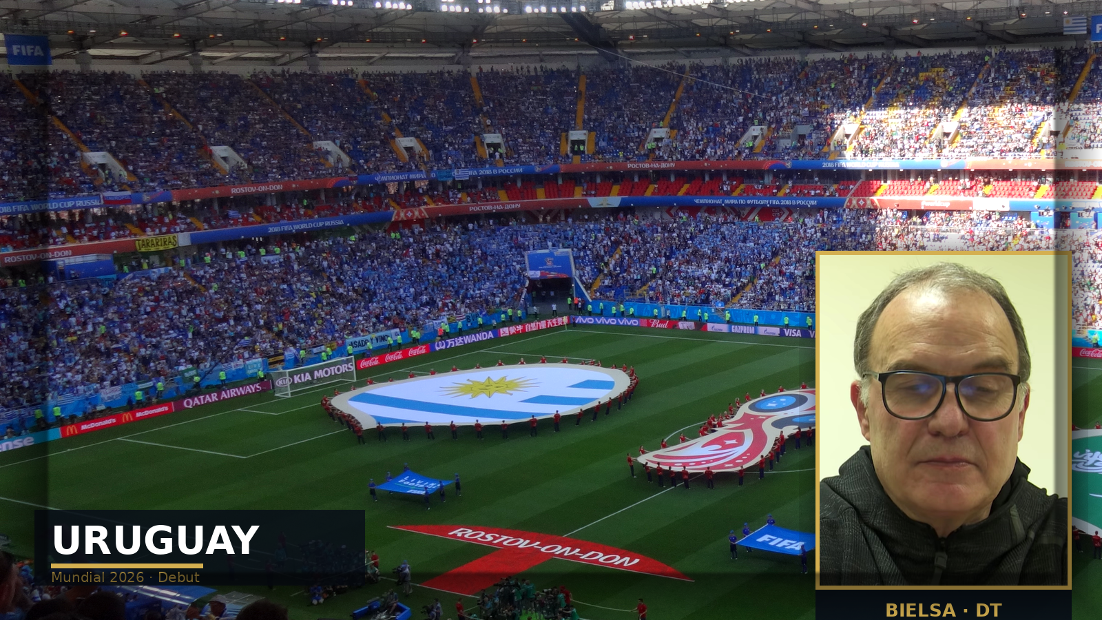 Composición de Marcelo Bielsa junto a un estadio mundialista con bandera de Uruguay antes del debut contra Arabia Saudita