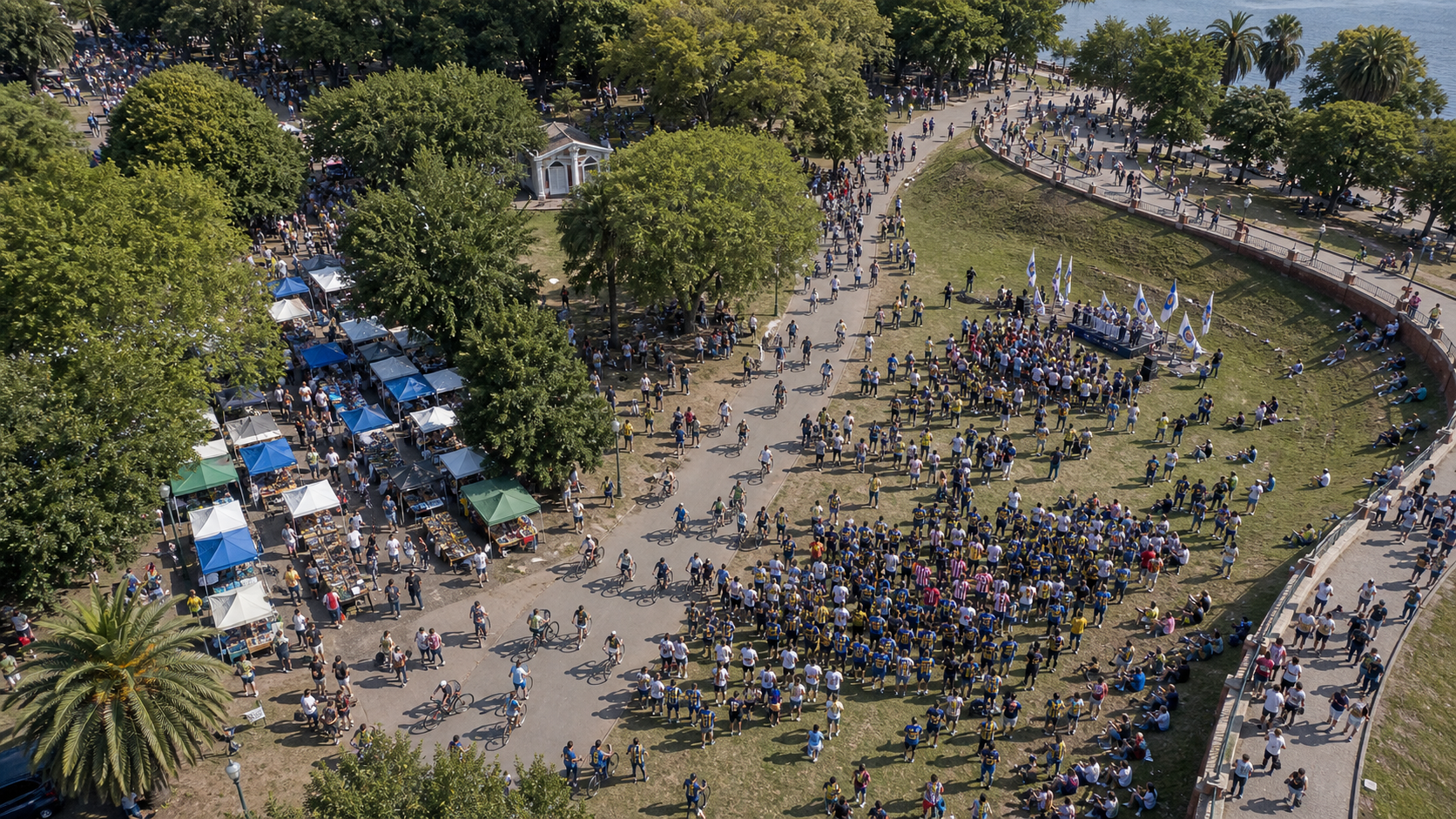 Parque Lezama con artesanos, hinchas, ciclistas y una reunión política al aire libre
