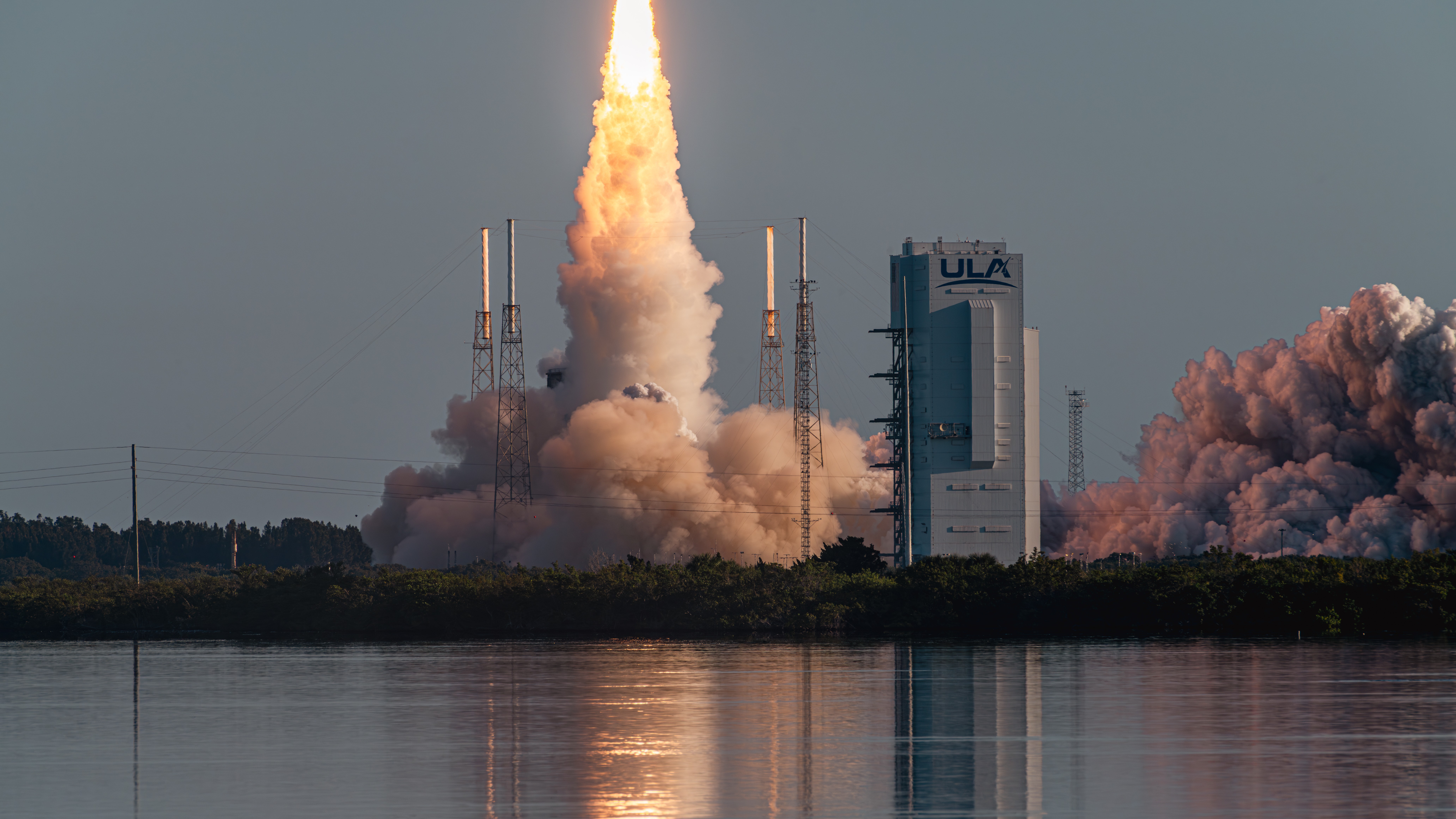 Esta madrugada Europa lanzó 32 satélites de Amazon para competirle a SpaceX. Así funciona la carrera por el internet satelital.