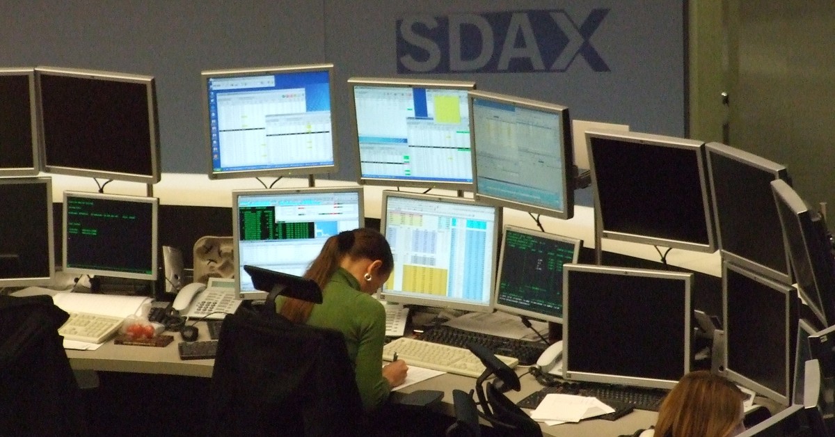 eBay prohibió los bots de IA, cayó 5% en bolsa y Google metió 40 mil millones en Anthropic. Todo en la misma semana. No es casualidad.