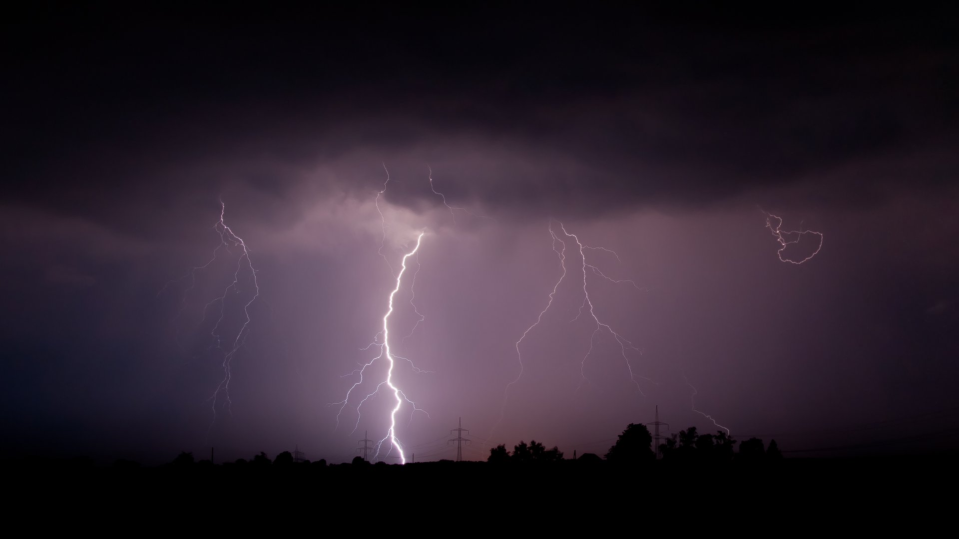 Los árboles brillan con luz ultravioleta durante las tormentas eléctricas. Un equipo de Penn State lo registró por primera vez en la historia, persiguiendo rayos en una minivan.