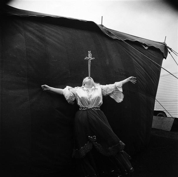 Albino sword swallower at a carnival, Md., 1970. Una de las últimas fotos de Arbus antes de su muerte en 1971.