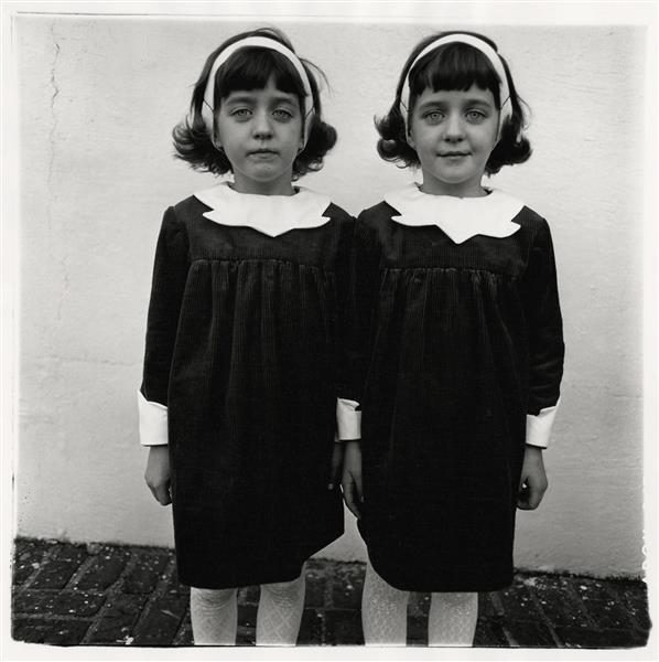 Identical Twins, Roselle, New Jersey, 1967. La foto más reconocida de Arbus: dos niñas idénticas que ya no lo son.