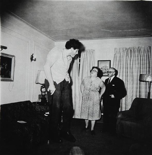 A Jewish giant at home with his parents in the Bronx, N.Y.C., 1970. Eddie Carmel medía 2,30 metros. La foto lo muestra junto a sus padres, de tamaño normal, en el living de su casa.