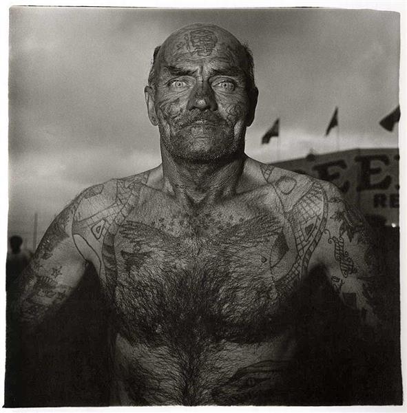 Tattooed man at a carnival, Maryland, 1970. Arbus fotografió circos y carnavales durante años, buscando a quienes vivían al margen como vocación.