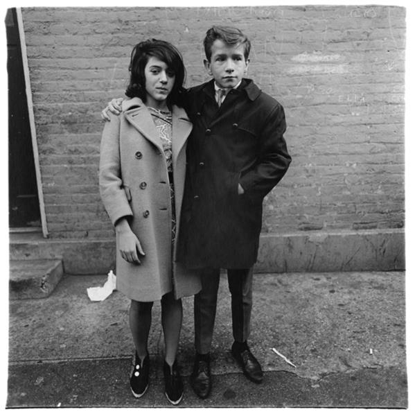 Teenage Couple on Hudson Street, N.Y.C., 1963. Una de las primeras fotos de Arbus fuera del estudio de moda.