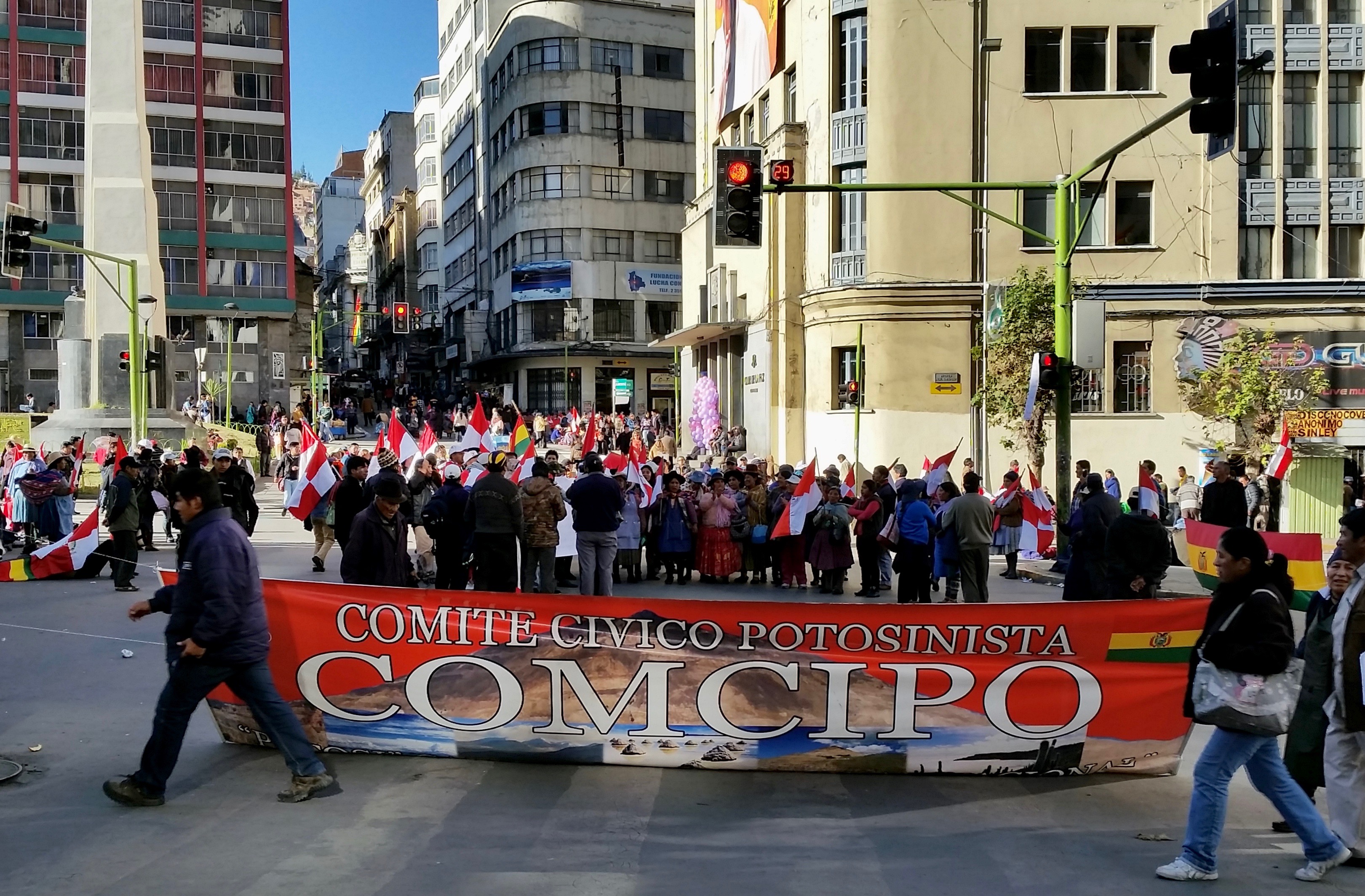 Bolivia: la presión sobre Rodrigo Paz crece y La Paz sigue bloqueada