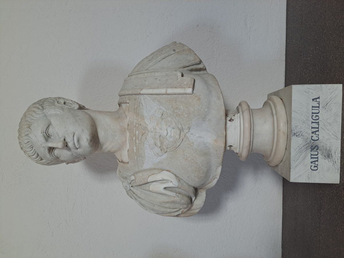 Busto de Calígula, emperador romano. Museo arqueológico, siglo I d.C.