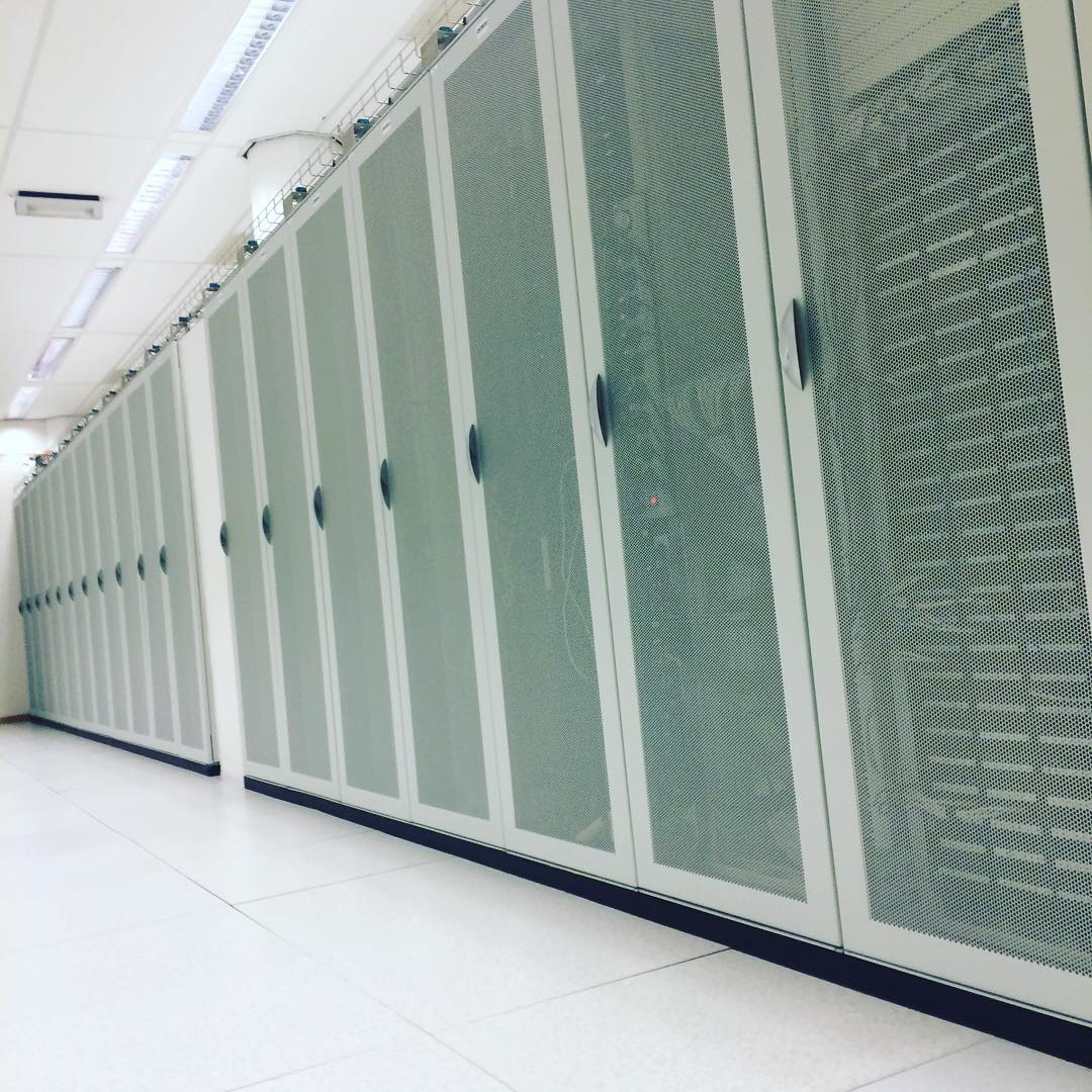 Otro conjunto de racks de servidores. La resolución de nombres depende de infraestructura distribuida y de la calidad del resolver que elegís usar.