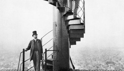 Catorce escalones originales de la Torre Eiffel salen a subasta y París vuelve a vender vértigo