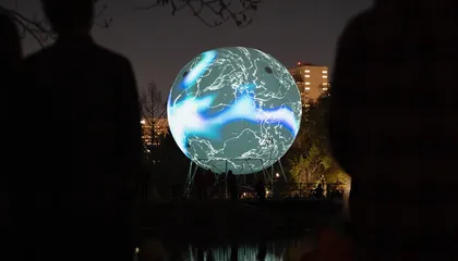 Olafur Eliasson puso una esfera luminosa en Utah para que un lago seco pudiera hablar