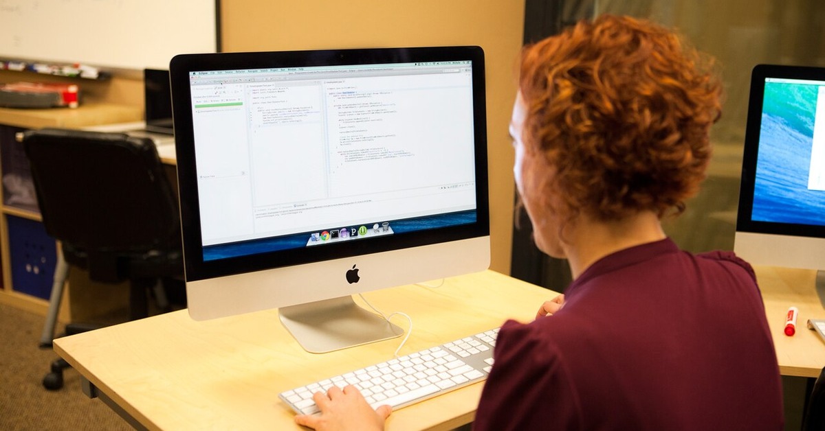 Los estafadores ganaron 2.100 millones de dólares en redes sociales el año pasado. La FTC publicó cómo lo hacen y por qué es tan difícil parar.