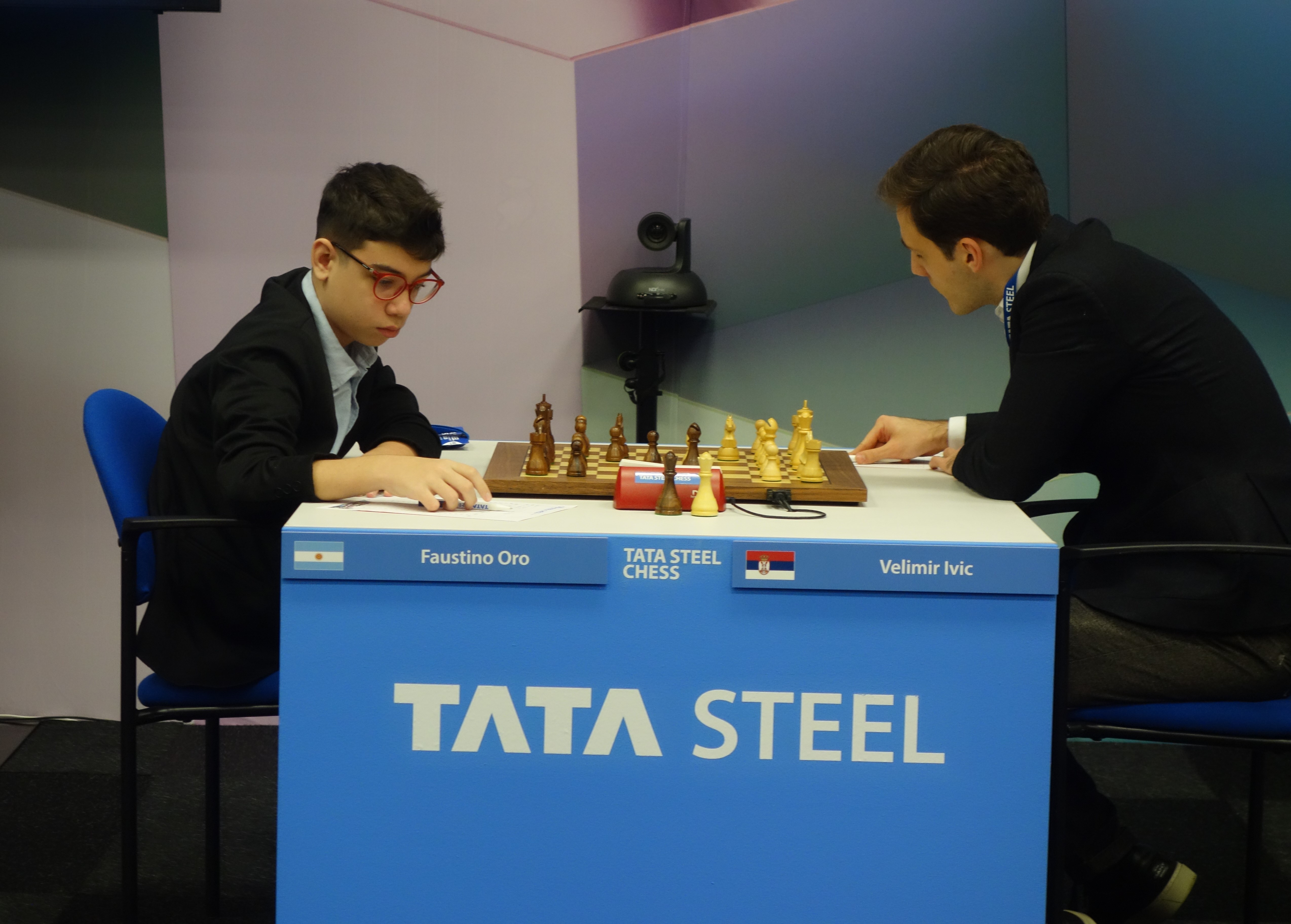 Faustino Oro en el Tata Steel Chess 2026, concentrado frente al tablero. Detrás de cada movimiento hay 18 horas semanales de entrenamiento especializado.