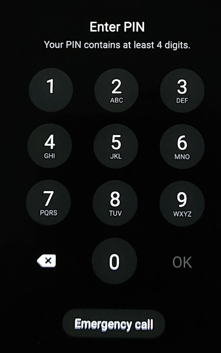 Pantalla de ingreso de PIN en un smartphone. Si alguien tomó control de una cuenta o del dispositivo, la prioridad es recuperar acceso y cortar sesiones abiertas.