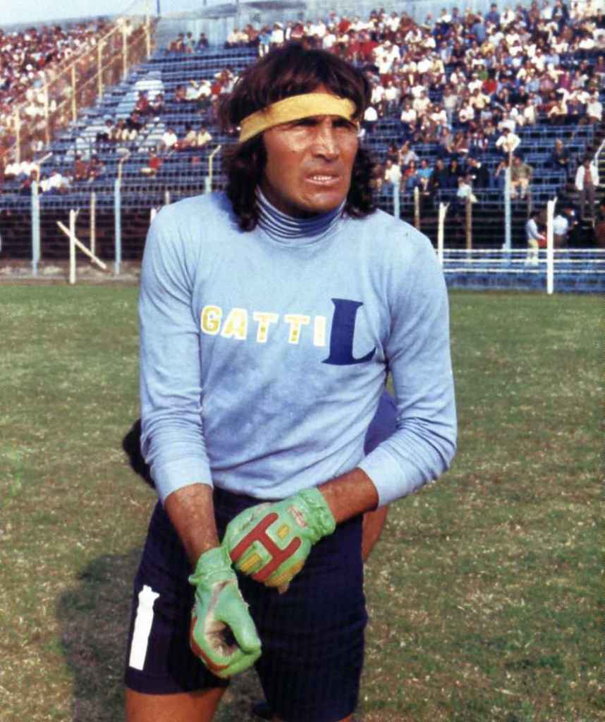 Hugo Gatti con la camiseta de Los Andes y su característica vincha amarilla