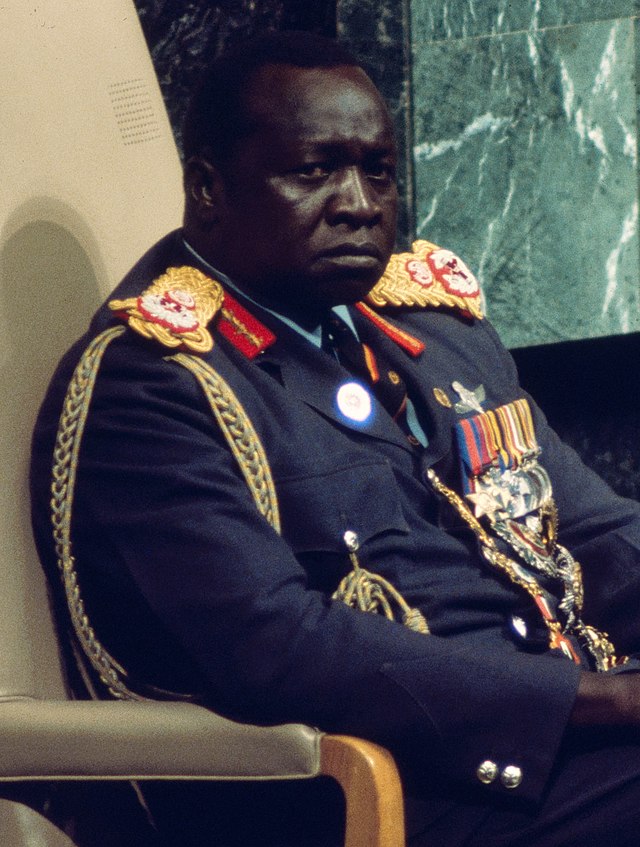 Idi Amin en la ONU. En algunos regímenes, la teatralidad del líder no fue una anécdota sino una pieza central del terror político. Imagen de Bernard Gotfryd vía Wikimedia Commons.