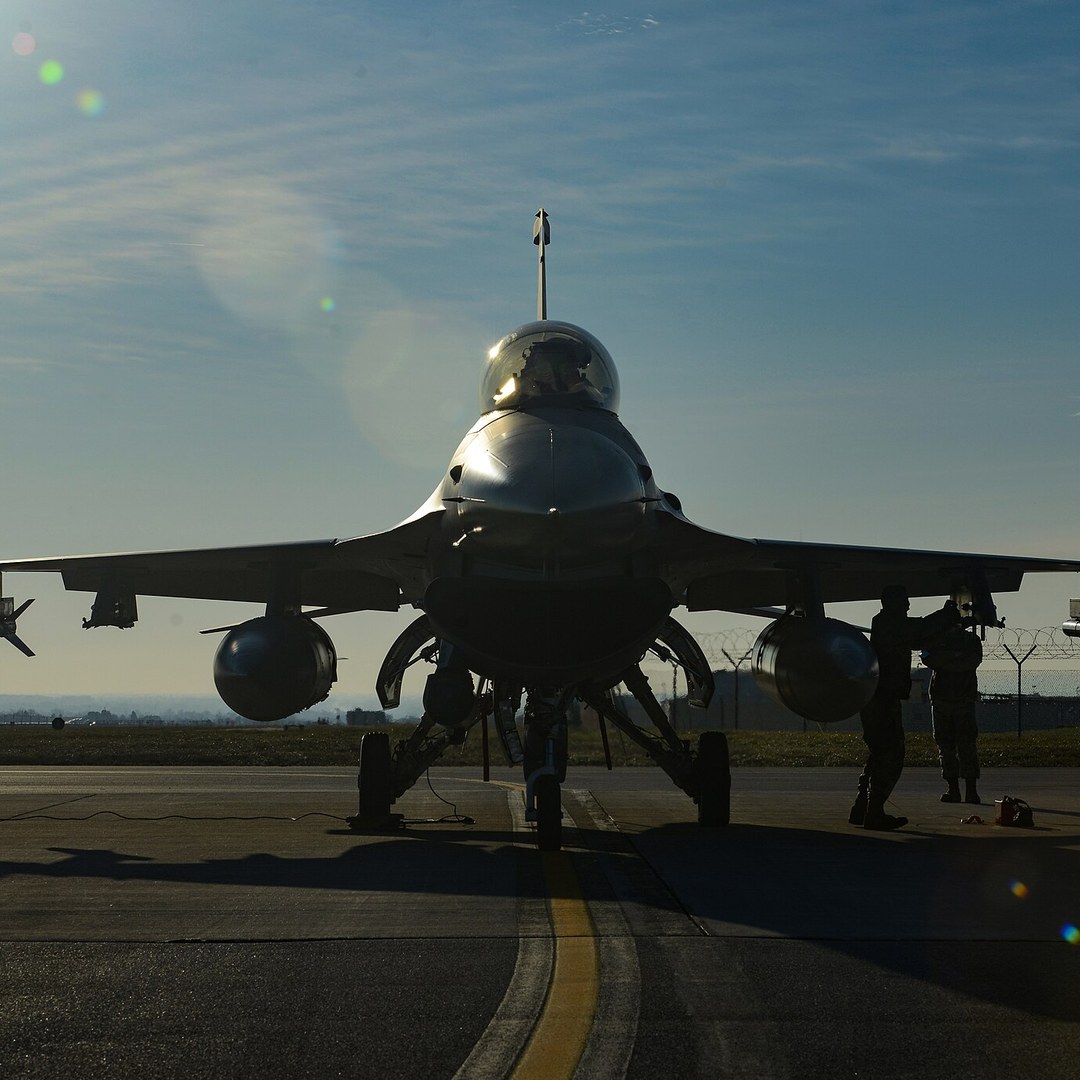 F-16: por qué un avión de guerra vuelve a ordenar la conversación regional