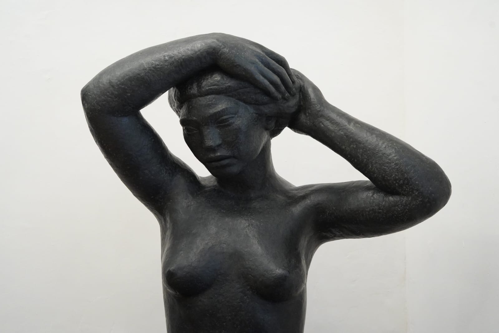 Inercia: las esculturas del Palais que hacen respirar la piedra