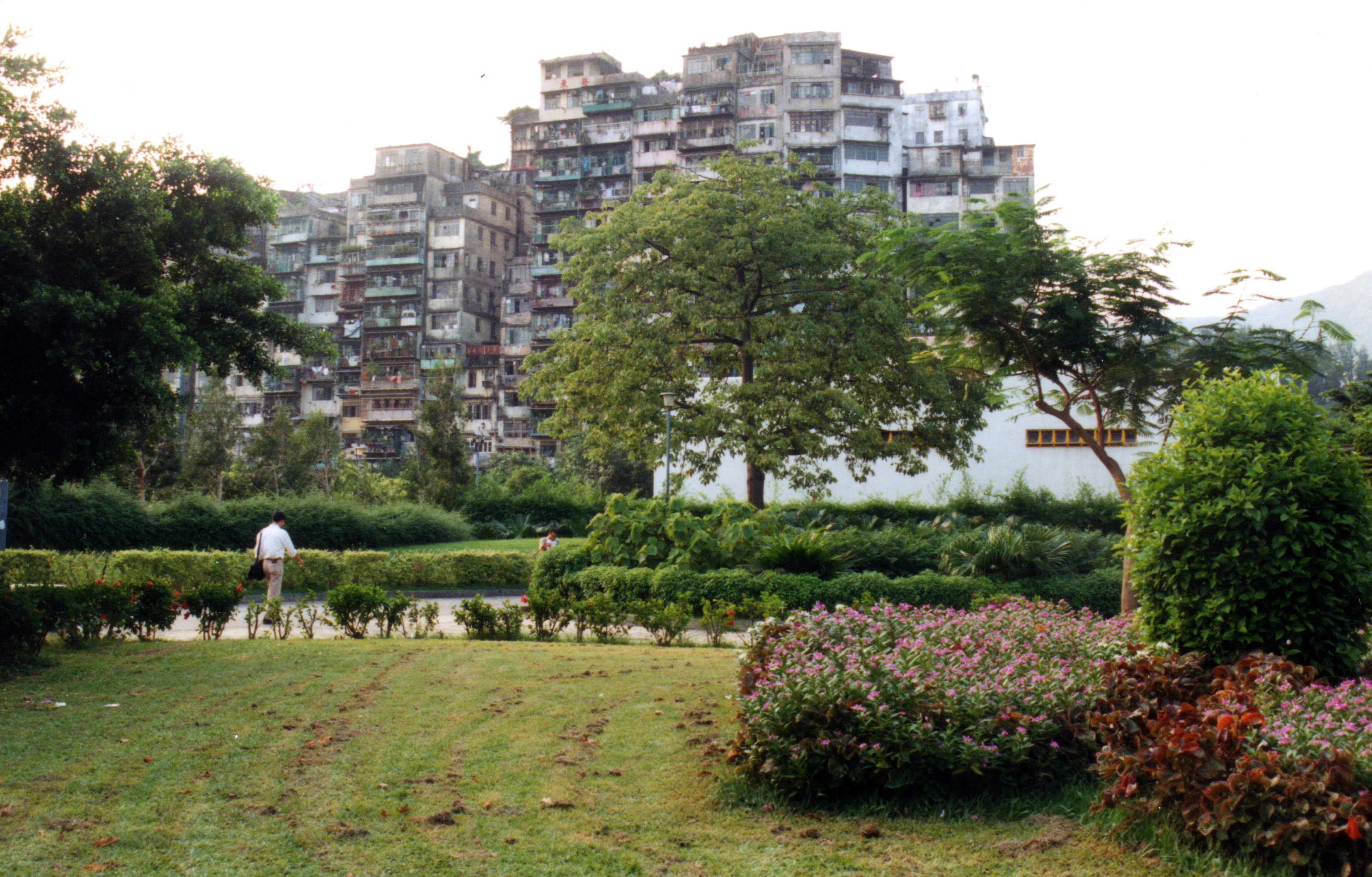 Fachada exterior de la Ciudad Amurallada de Kowloon, 1991
