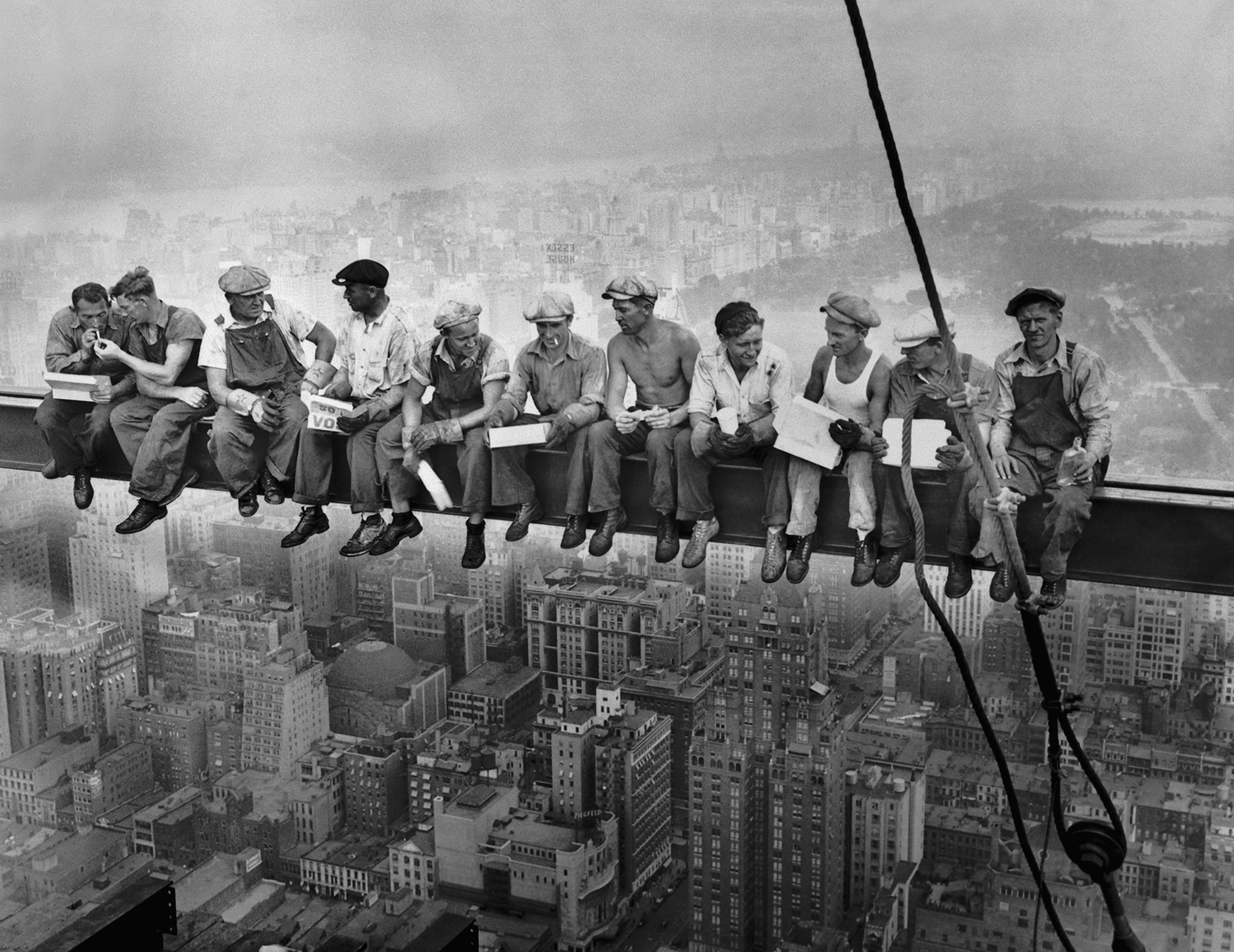 11 hombres almorzaron a 250 metros de altura en 1932. Solo uno fue identificado con certeza