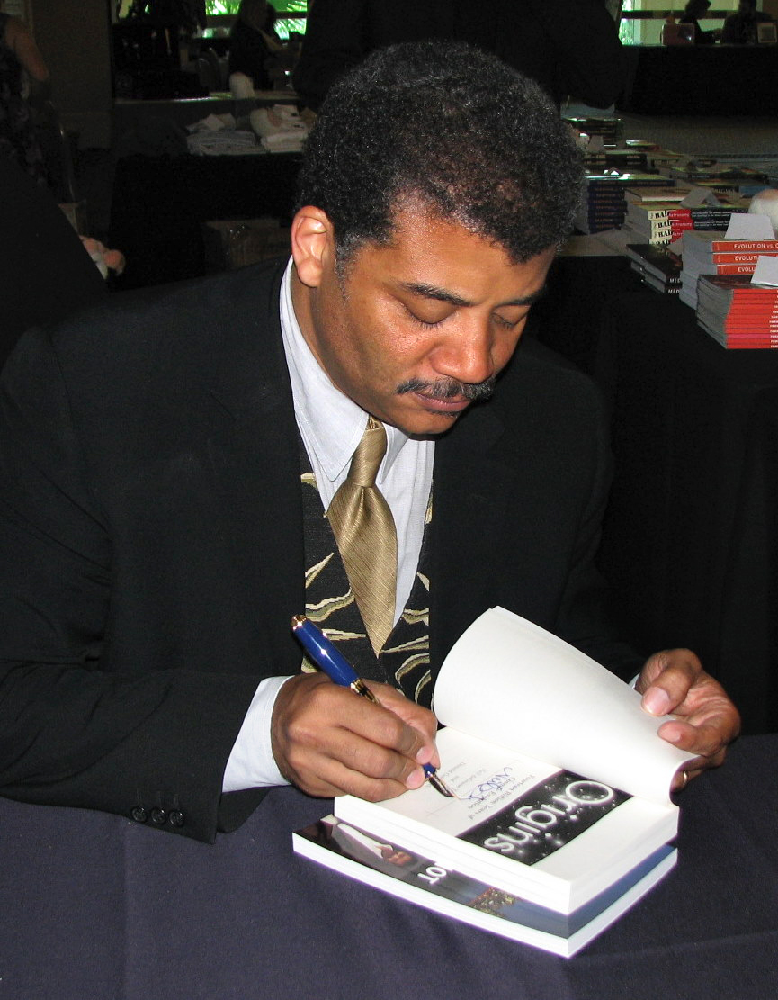 Neil deGrasse Tyson firmando su libro Origins