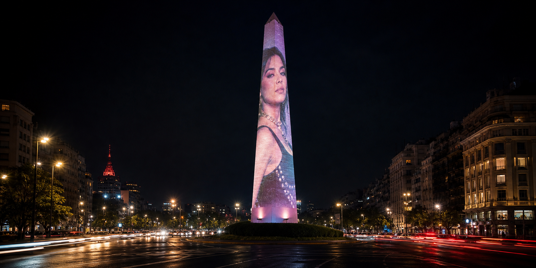 El Obelisco de Buenos Aires de noche con la imagen de Lali proyectada sobre el monumento