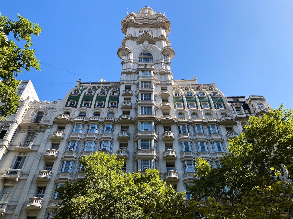 Fachada del Palacio Barolo en Buenos Aires, una de las obras más simbólicas de Mario Palanti y una lectura arquitectónica de la Divina Comedia.
