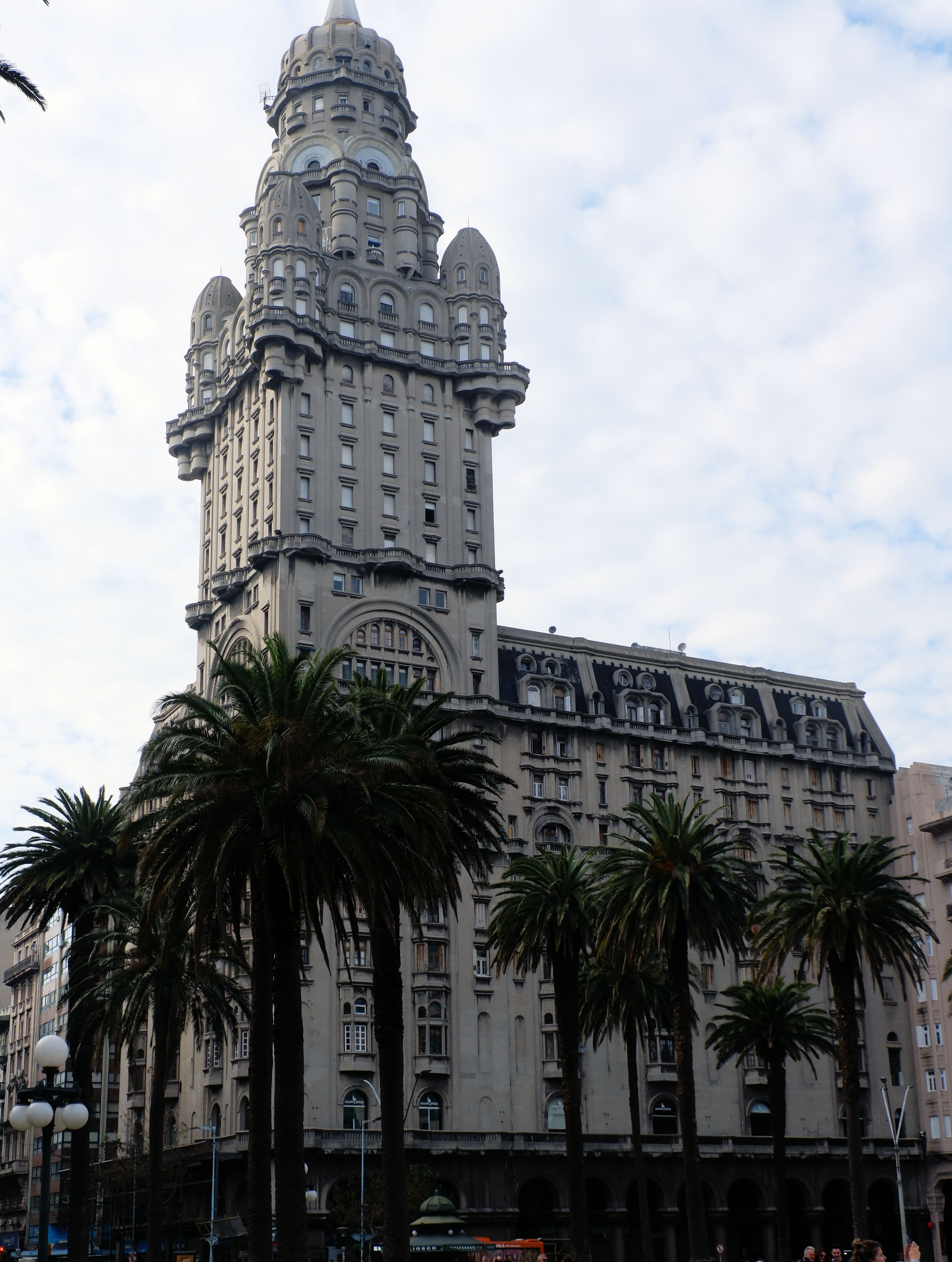 El Palacio Salvo en Montevideo, gemelo rioplatense del Barolo y otra pieza clave del universo de Mario Palanti.