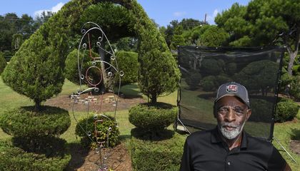 Pearl Fryar, el hombre que respondió al racismo podando árboles hasta volverlos arte