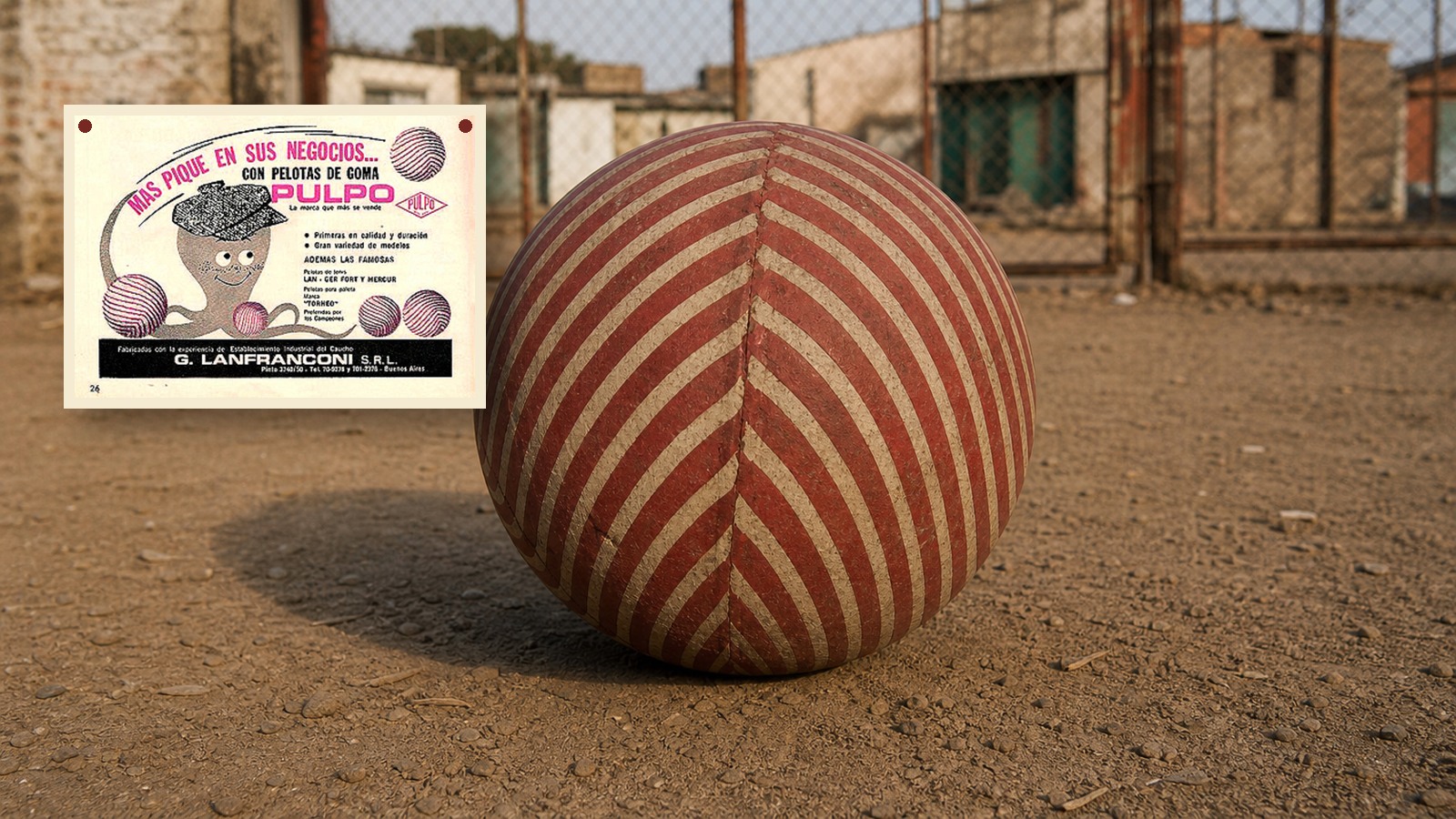 Pelota de goma estilo Pulpo en un potrero argentino con publicidad de época al costado