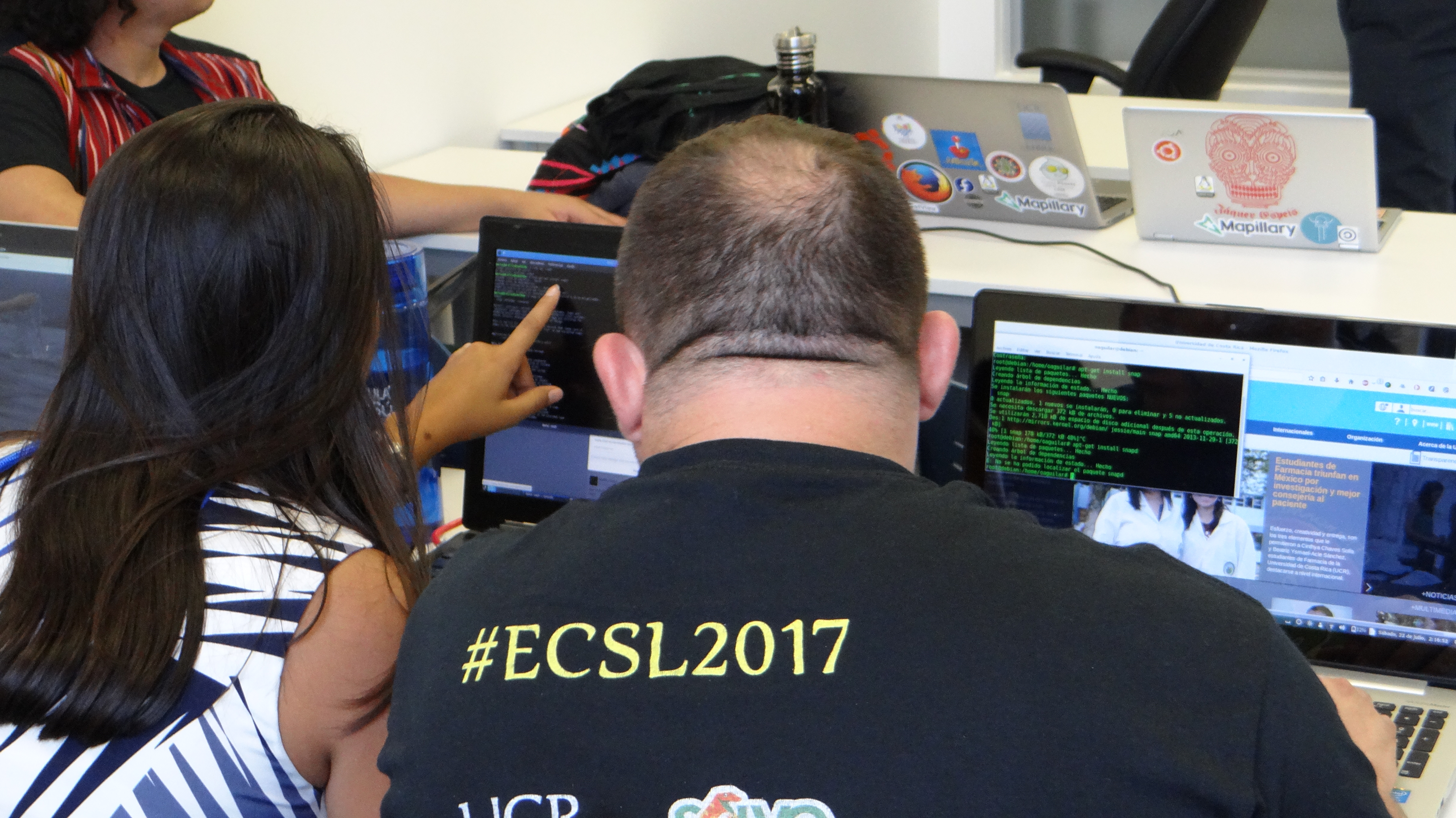 Una persona usando una laptop. Muchas intrusiones en el teléfono empiezan fuera del teléfono: phishing, claves repetidas, cuentas tomadas o permisos mal concedidos.