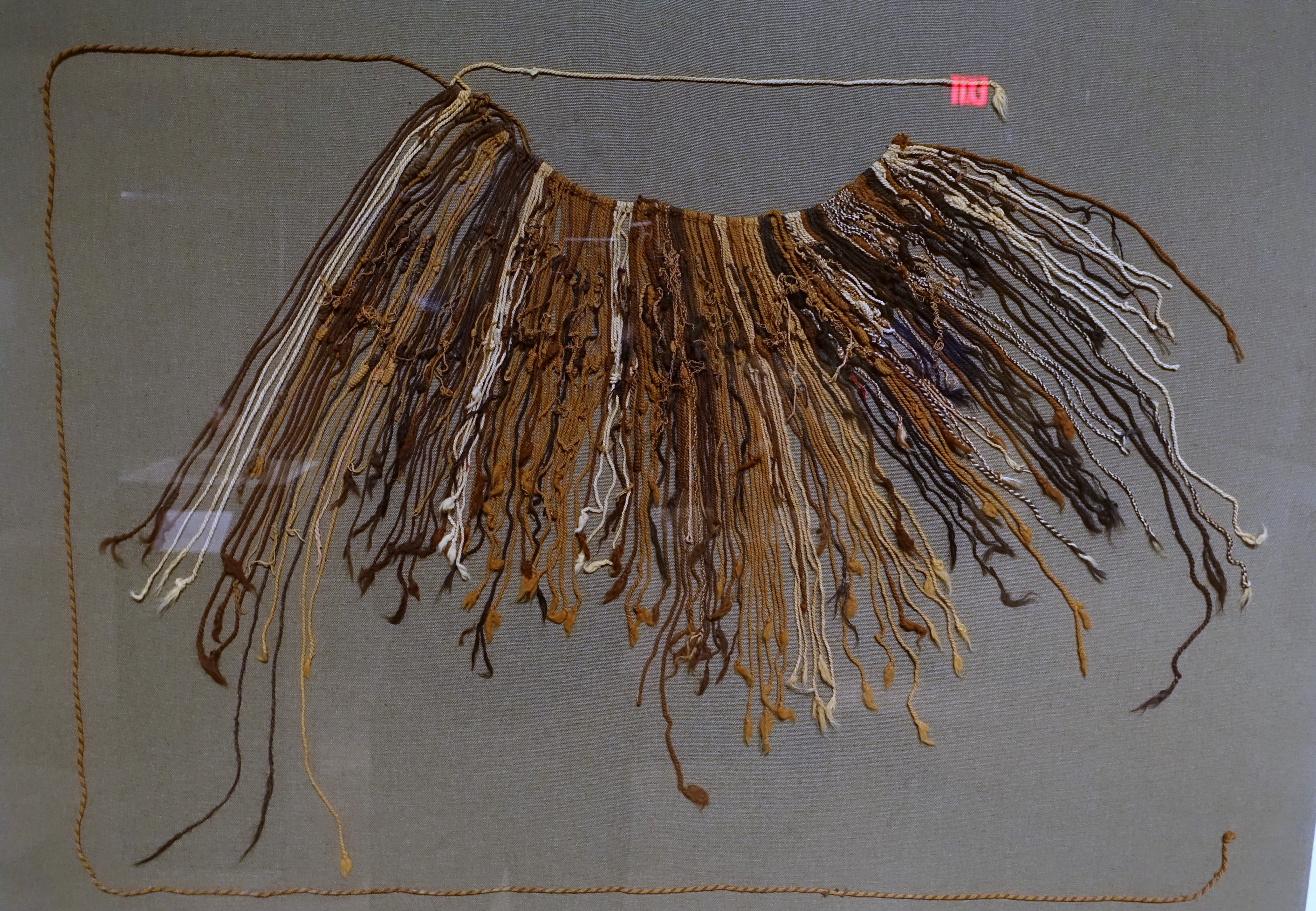 Quipu inca con cuerdas y nudos usado como sistema de registro