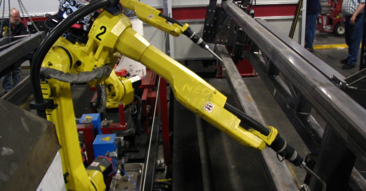 Los CEOs de IA que destruyen millones de empleos quieren ser los que paguen la renta universal. Eso debería preocuparnos más que el desempleo.