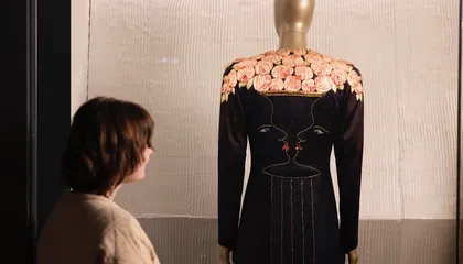 Schiaparelli hizo que la moda soñara con langostas, esqueletos y sombreros imposibles