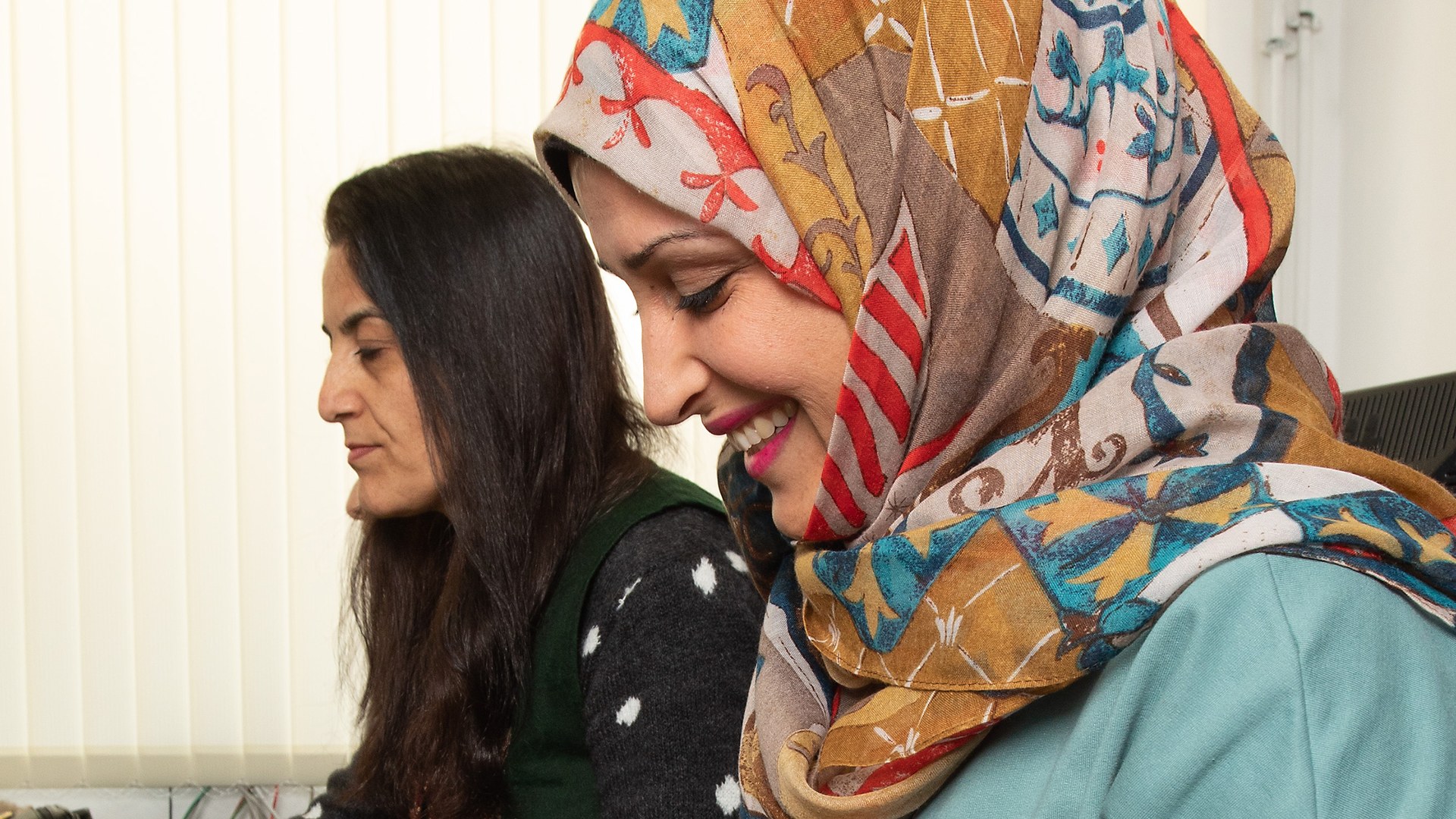 La IA gana las Olimpiadas de Matemática pero no sabe leer un reloj de agujas. El informe anual de Stanford tiene 12 datos que cambian la perspectiva.