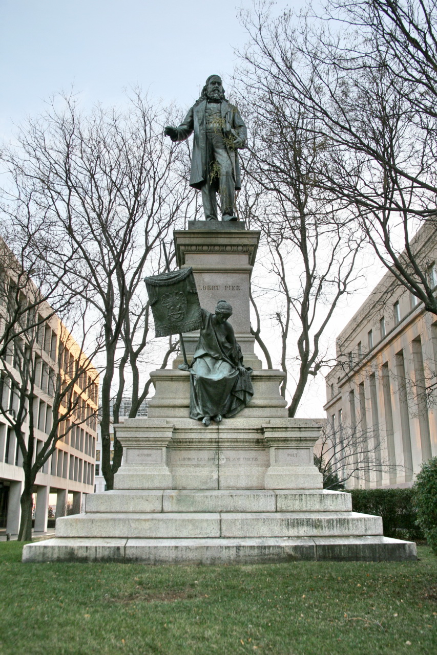 La quemaron en 2020. Trump la restauró en 2025. Por qué destruyeron la estatua y por qué él la volvió a poner.