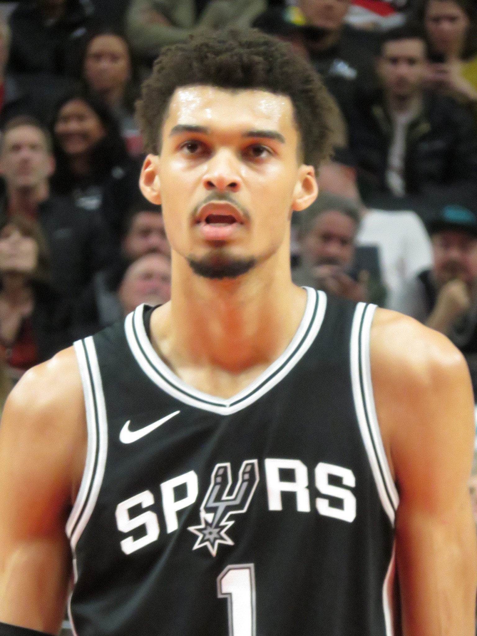 San Antonio asfixia con su defensa a un Oklahoma errático y fuerza el Game 7