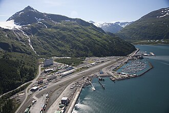 El pueblo de Alaska donde todos viven en el mismo edificio y salen al mundo por un túnel de dos kilómetros