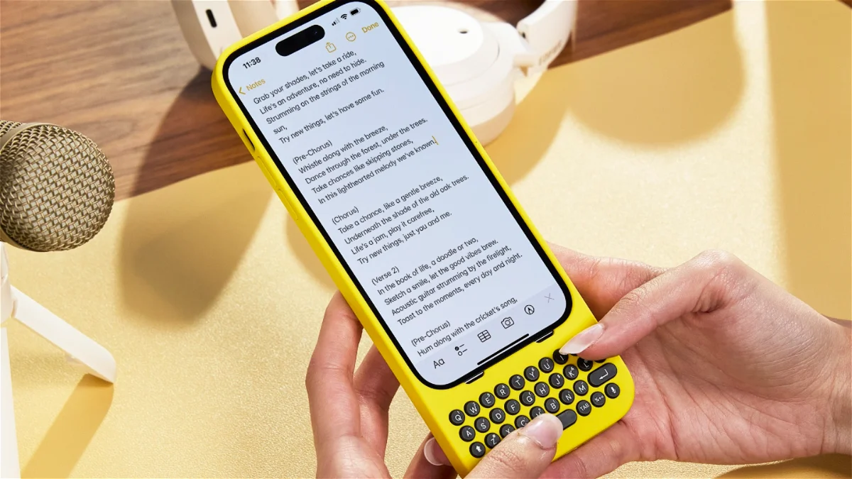 funda-clicks-para-iphone-en-amarillo-1 La funda de iPhone para convertirlo en un zapato  Blackberry: ¿Inutilidad nostálgica o símbolo de rebeldía?