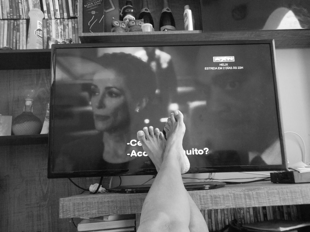 daily-routine-tv-912097-1024x768 Cómo Ver Películas Gratis: Opciones Legales y Consejos Útiles